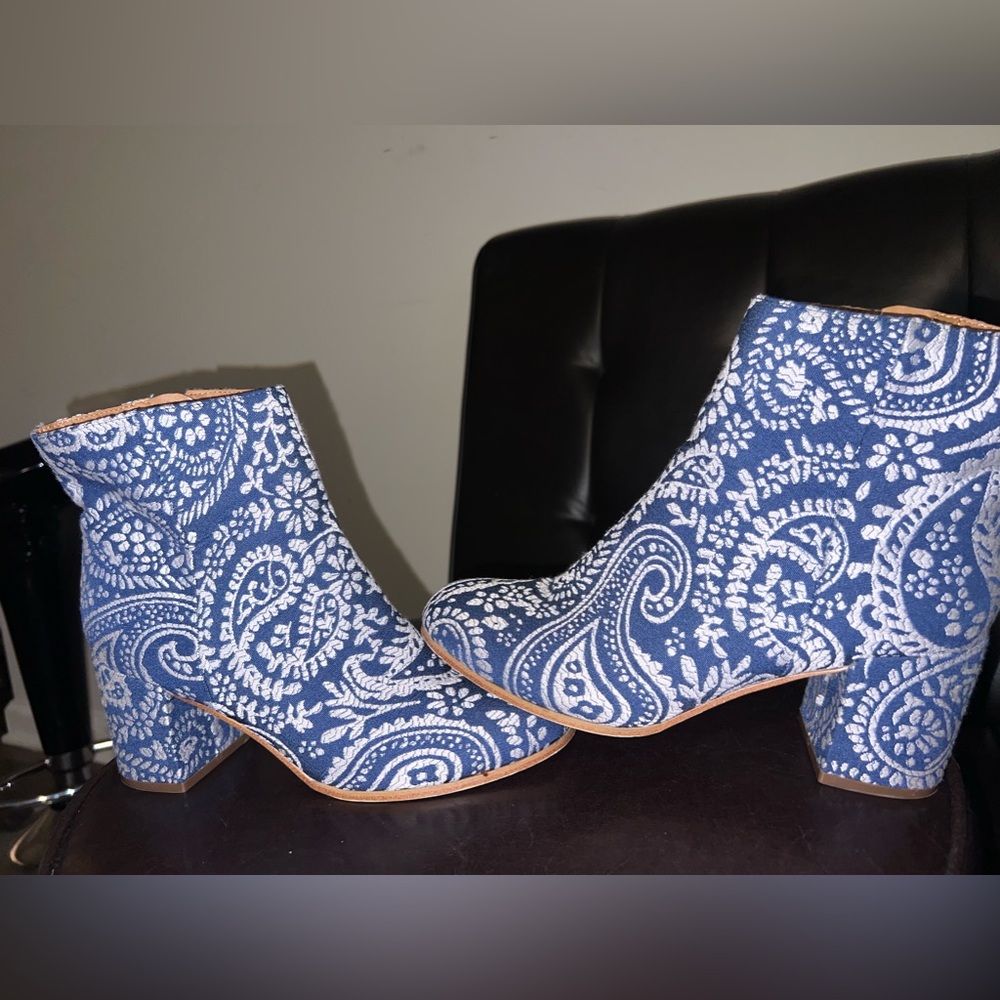 Indigo blue white paisley ankle boots size 7M